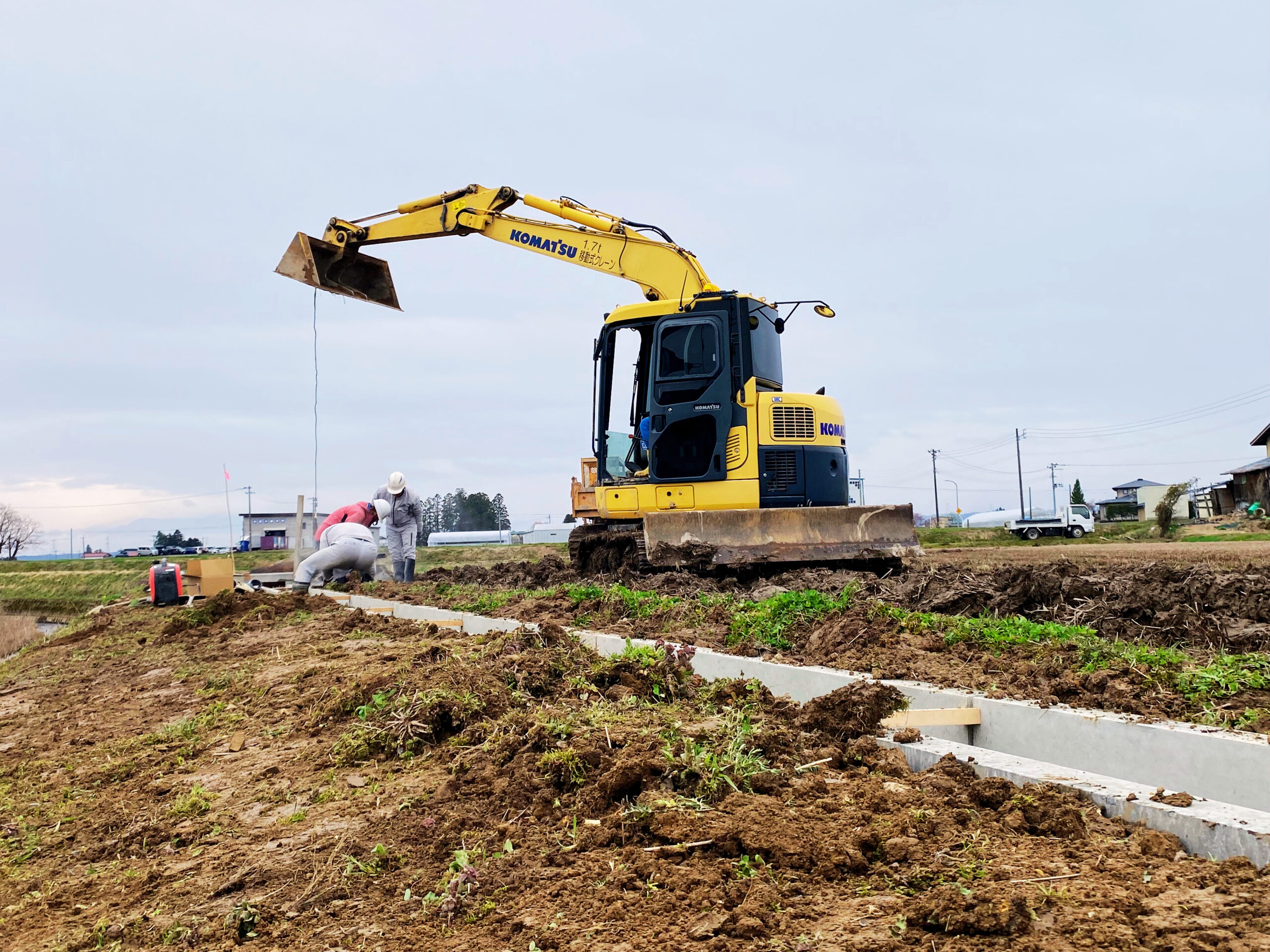 稲作に向けた水路工事